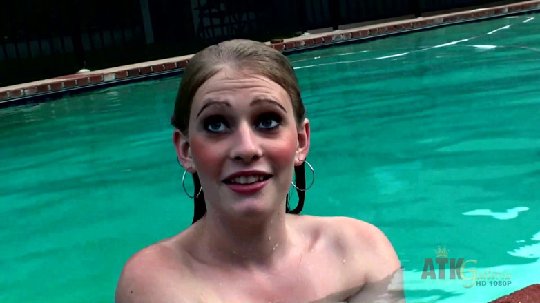 ATKIngdom Fans: Alli salta in piscina nuda mentre chatta