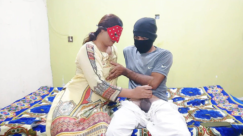 Pakistani CoupleX: Masturbare și futută tare în poziția capră