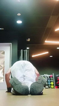 Sexy Boy Is Very Daring in the Gym Showing His Body