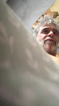 Urso peludo fode minha bunda nua em posição missionária