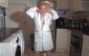 Horny vixen: Gordas tirando a roupa com macacão branco e botas de...