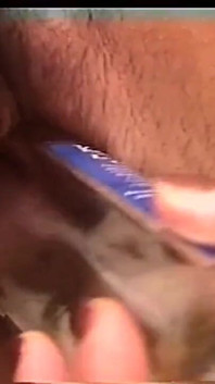Mujeres maduras que se complacen con sus juguetes masturbándose con un coño peludo