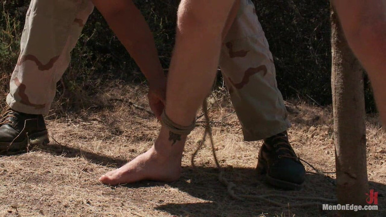 Men on Edge: Capturados e bordados na Floresta Profunda