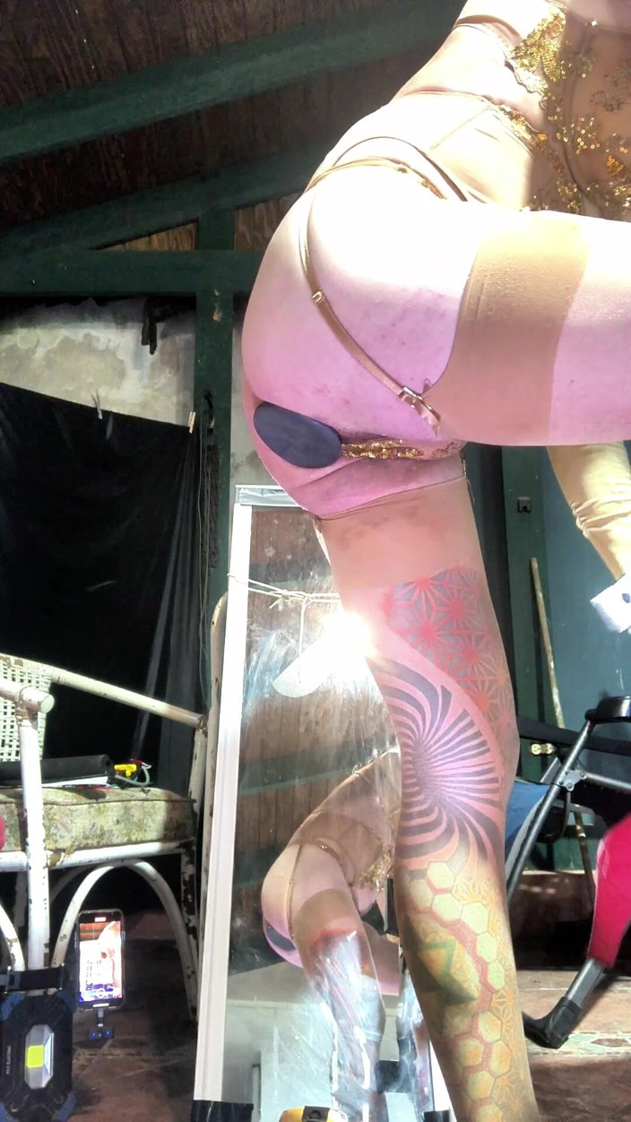 Benito414: Sissy sbatte un dildo mentre è duro come una roccia