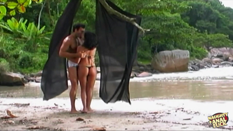 Naughty anal fuck: 漂亮的黑发女郎在海滩上设置了一个浪漫的地方享受热辣的