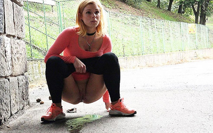 Puffy Network: Trickling Down by Got2Pee dove le ragazze vengono a pisciare