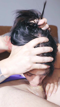 我朋友的妻子安慰我，最后乞求我报复