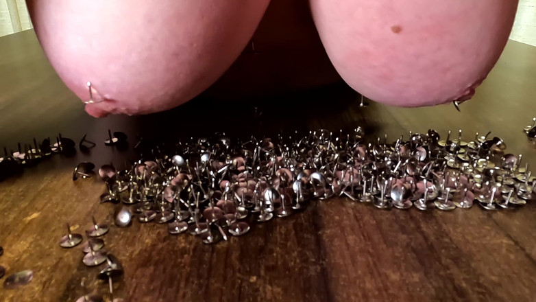 Bouncy Tits Action: Borsten in duimzakken stoppen