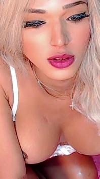 Amuse-toi à me regarder me baiser le cul avec ma perruque blonde