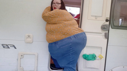 SSBBWLadyBrads: SSBBW vs malé dveře