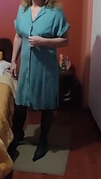 Wracam z pracy podekscytowana i pokazuję się przed mężem pokojówki, muszę się pieprzyć