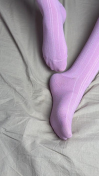 Roze sokken in de handen van een minnaar met blauwe nagels in solovideo