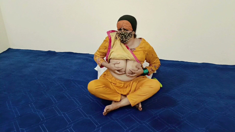 IndianDesiBabhi: Sexy desi sexy tetička s velkými prsy orgasmus s okurkou