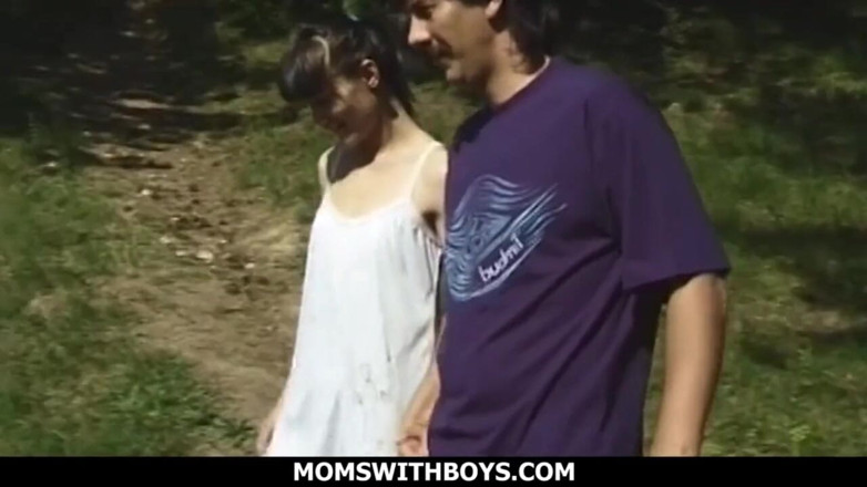 Moms With Boys: 알몸의 털이 무성한 밀프 와이프 야외 섹스