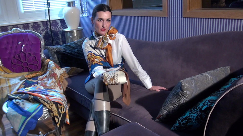 Lady Victoria Valente: Paradisul eșarfelor din mătase