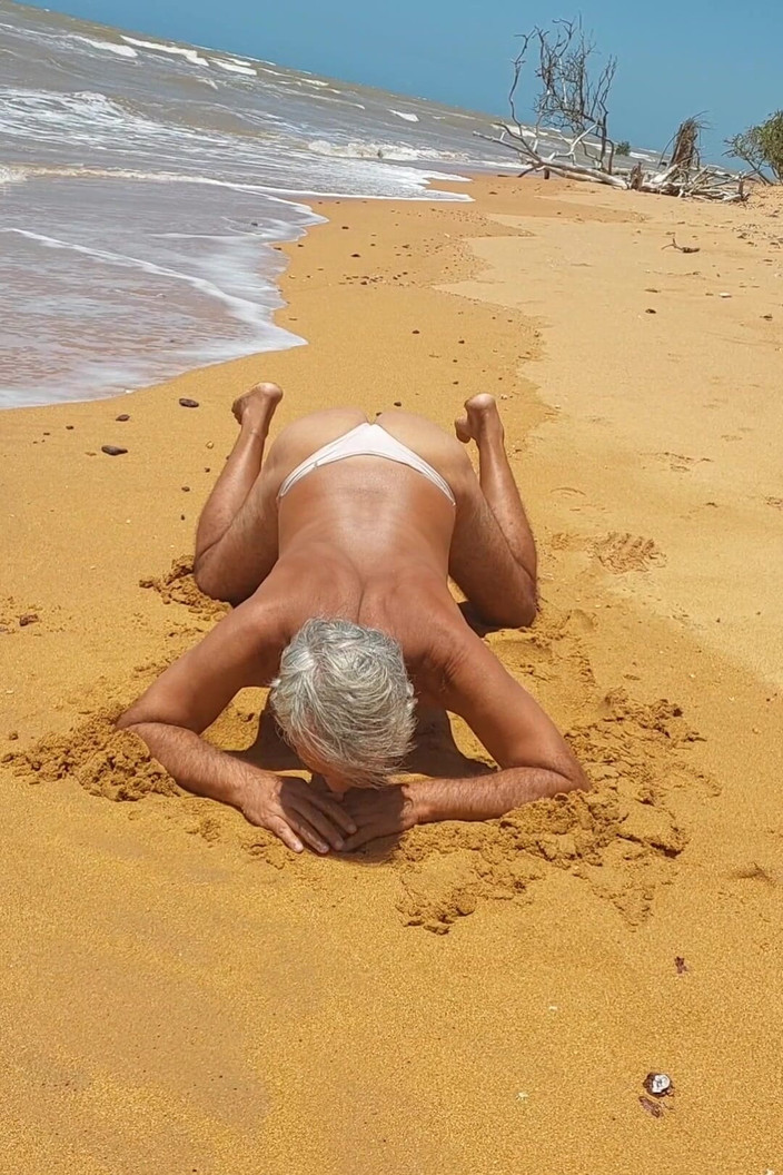 Ladysilvas: ビーチでパンティーを着たレディシルバ女装家は、彼女の熱いお尻にエッチでいっぱいです