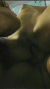 Bir kızın büyük bir yarakla sikildiği ve arkadaşının amına mastürbasyon yaptığı klasik porno