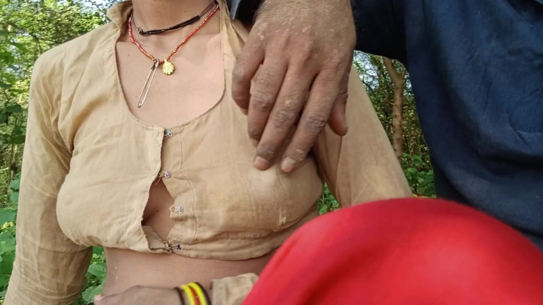 seema: OutDoor Bhabhi's Boobs Come Out