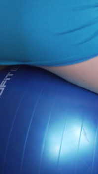 Une MILF en jupe de sport taquine son cul moulant sur un ballon de fitness