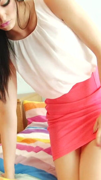 Brunetka děvka se sexy šaty dává show v posteli