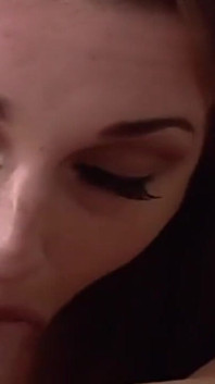 Manžel sdílí sexy manželku s nejlepším přítelem - dp creampie trojka