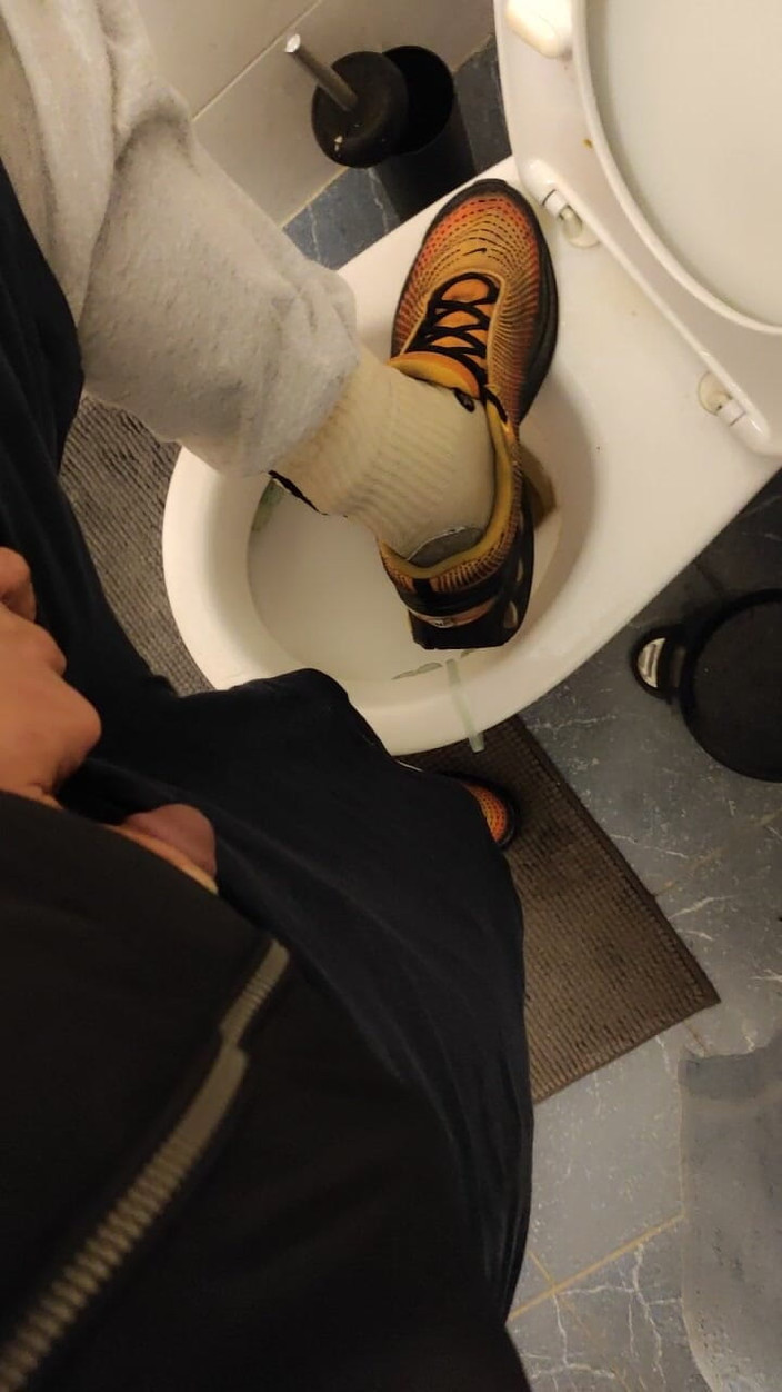 SmokedAlloy2: Dirtyjunkbro na toaletě plné chcanek, páchnoucích ponožkách a mokrých sportovních...