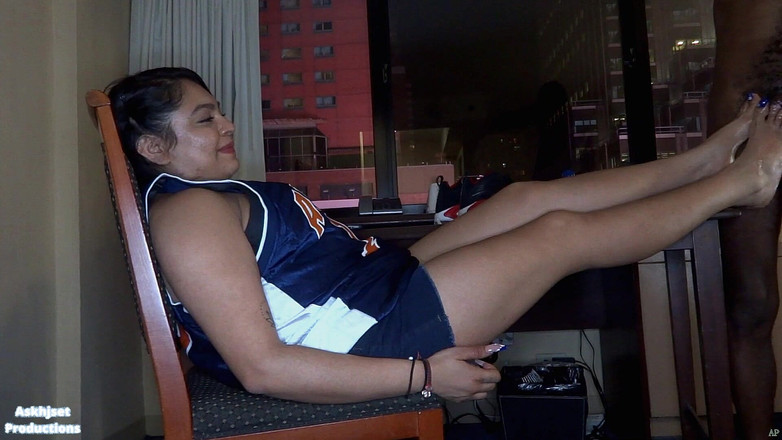Askhjset Productions: Une latina sportive se fait adorer les pieds et baiser...