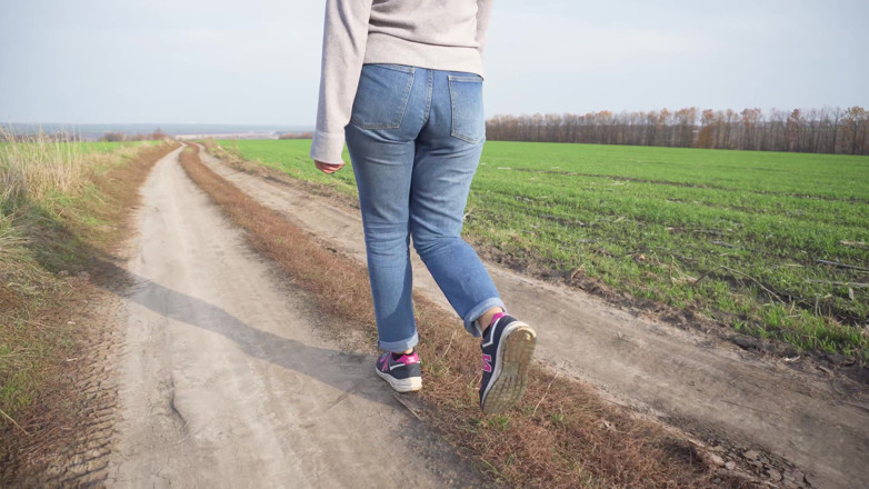 Teasecombo 4K: MILF med phat ass walking utomhus i lösa jeans