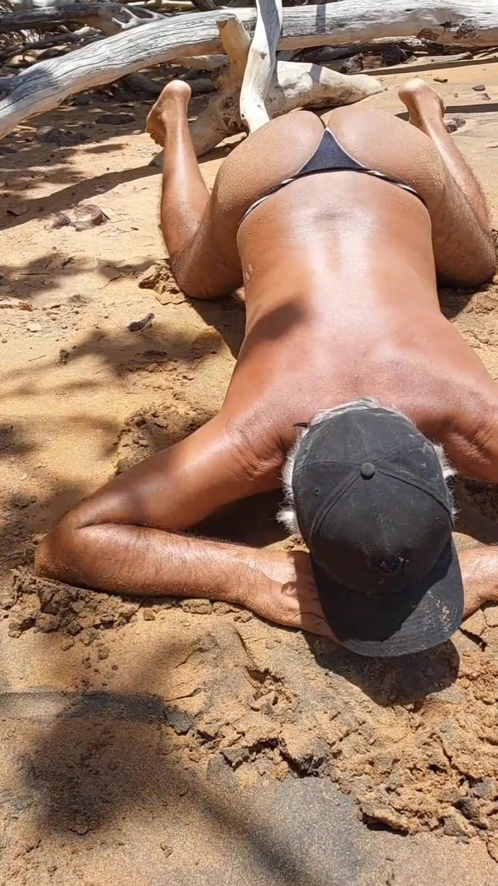 Ladysilvas: Ladysilva travestiet op het strand die haar sexy slipje uit...