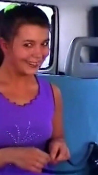 Com tesão morena milf dedos pingando buceta em aventura no banco de trás