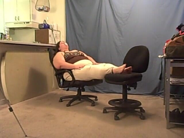BBW nurse Vicki adventures with friends: Ssbbw Angie chewing and blowing gum for you
