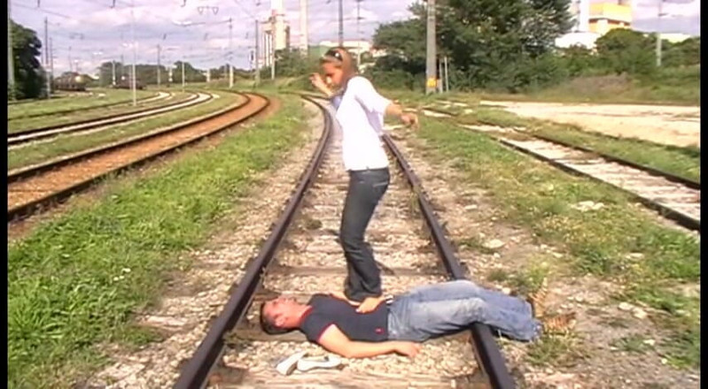 Femdom Austria: Pisoteo de vías de tren