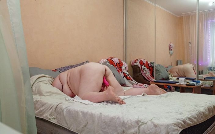 Zona901: Přítelkyně s velkým zadkem masturbuje její chlupatou kundičku