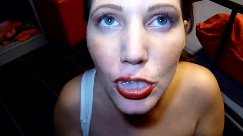 Viktoria Goo: Double baise et facialisation dans le bureau du docteur coquin