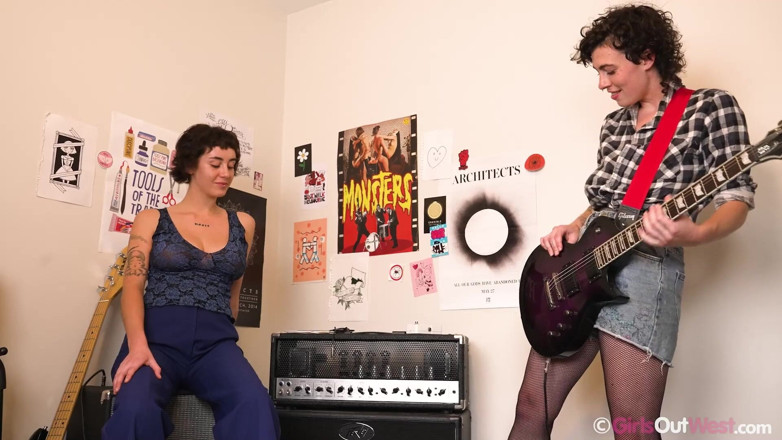 Girls Out West: 大きなおっぱいを持つ毛深い岩の雛は、新しい曲を作曲しながらレズビアンのセックスをしています
