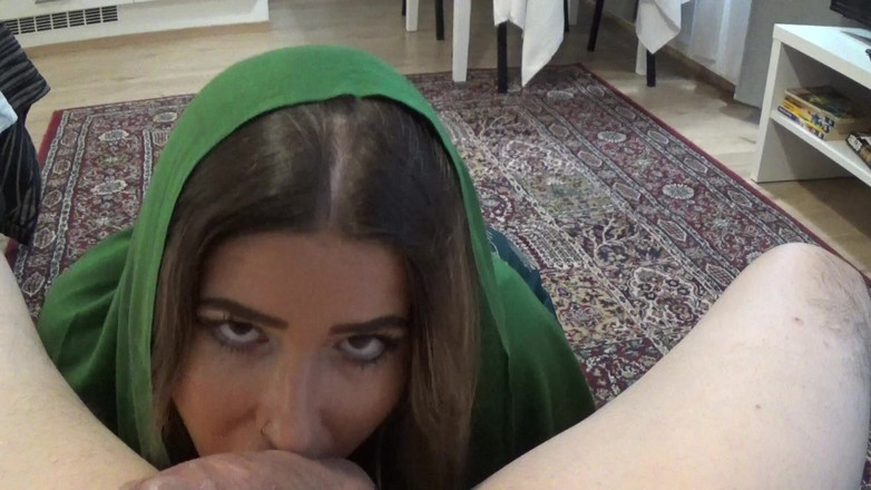 Amateur Homemade Porn: 当我们的父母在外面时操我的阿拉伯继妹