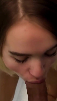 Un cazzo enorme per mia cognata. Una ragazza fa un pompino mentre i genitori sono via