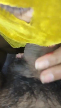 Індійська бхабхі apne dever ka lolipop ke saath lund chusti hui