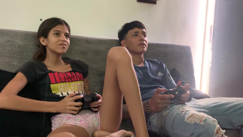 TUflacasex123: Bermain di rumah dengan adik tiri saya berakhir dengan kongkek