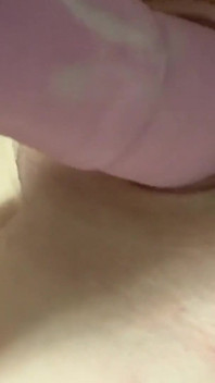 Fată dulce în plasă care folosește un vibrator pentru a-și fute pizda