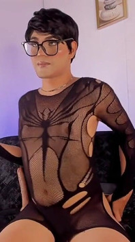Ken Femboy menari di hadapan kamera berpakaian seperti pelacur Sissy