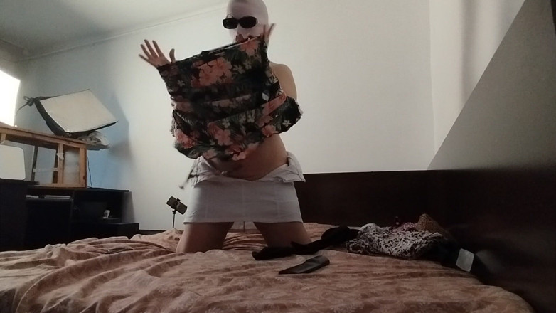Amateur_MS: Mujer Amateur Se Divierte Probándose Ropa Y Corte.