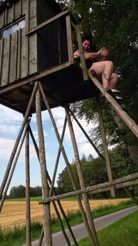 Xxl Urinând De Sus În Pădure