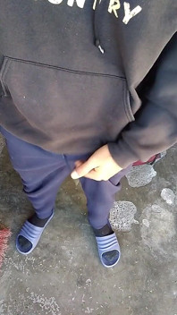 La poarta casei mele scoțându-mi pula