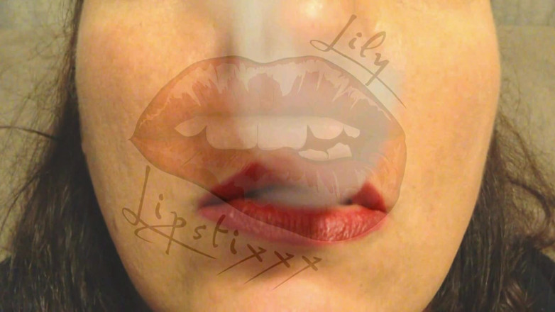 Lily Lipstixxx: Ti prendo nella mia seduzione fumosa!