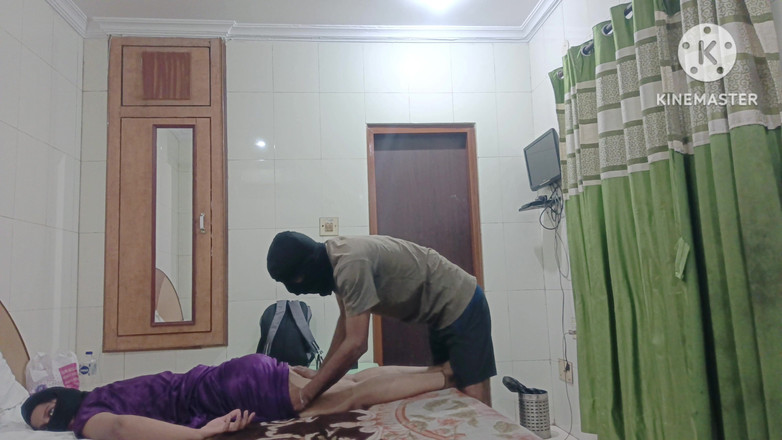 Poojakabir: Didi được đưa đến khách sạn và mát-xa, sau đó cô nhìn vào cơ...