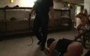 Absolute BDSM films - The original: Vernederende zweepslagen bij het knielen, dominant poesje vingeren