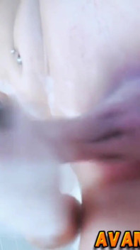 Sexy nackte transe in der badewanne masturbiert