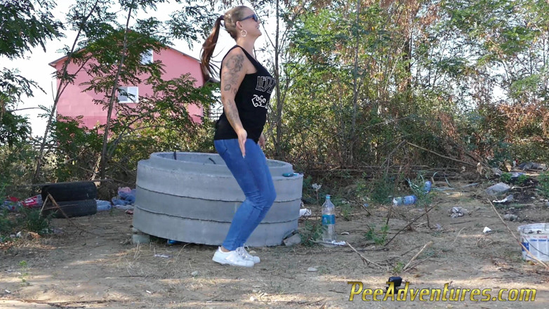 Pee Adventures: 朝、外で運動すると、すぐに膀胱が空になりました