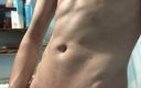 Max Hotty: Hete magere twink trekt zich af in de badkamer en...